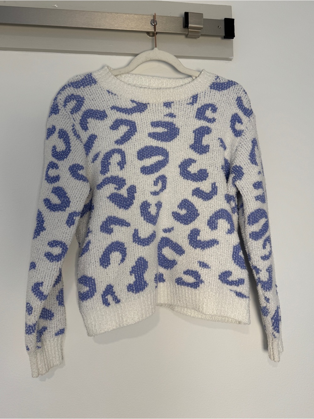Merokeety White Sweater with Purple Leopard Print Size Small